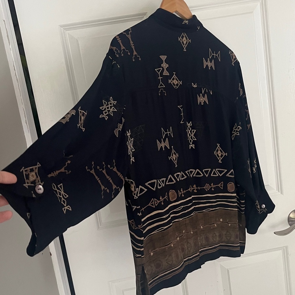 Chico's Vintage Black, Brown Tribal Patterned Button Down Shirt size 2 = Large - Picture 7 of 10